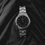 Reloj para hombre elegante sobre tela negra