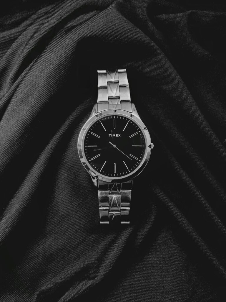 Reloj para hombre elegante sobre tela negra