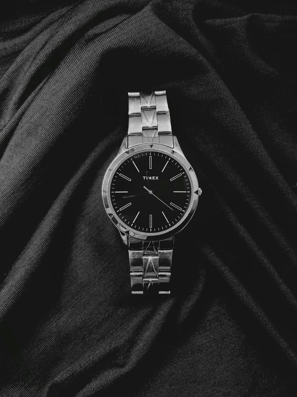 Reloj para hombre elegante sobre tela negra